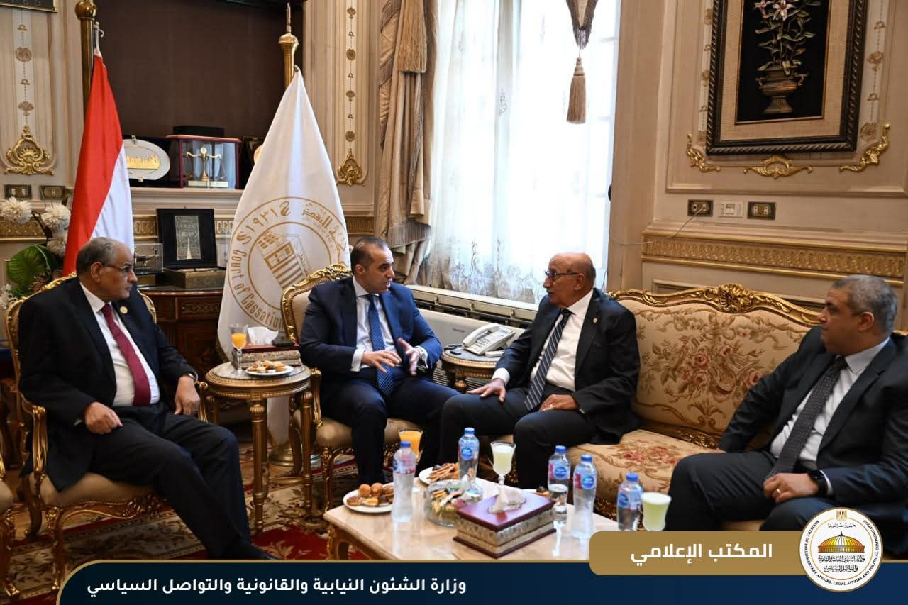 المستشار محمود فوزي يلتقي المستشار عاصم الغايش رئيس محكمة النقض ورئيس مجلس القضاء الأعلى لتهنئته بالمنصب - الخليج الان