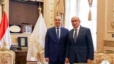 المستشار محمود فوزي يلتقي المستشار عاصم الغايش رئيس محكمة النقض ورئيس مجلس القضاء الأعلى لتهنئته بالمنصب - الخليج الان