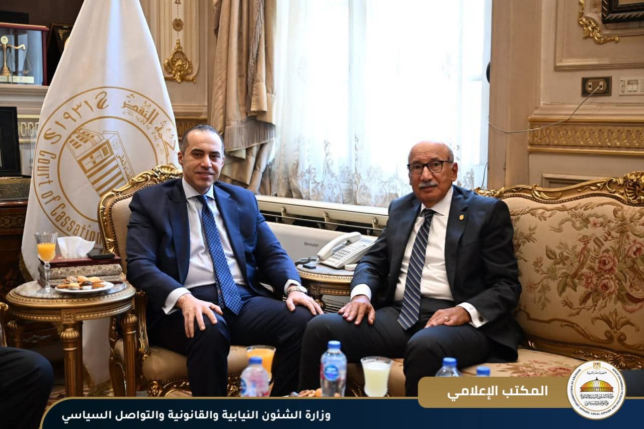 المستشار محمود فوزي يلتقي المستشار عاصم الغايش رئيس محكمة النقض ورئيس مجلس القضاء الأعلى لتهنئته بالمنصب - الخليج الان
