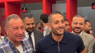 محبوب الجماهير.. محمود الخطيب يلتقط صورة تذكارية مع الجماهير داخل شركة القلعة الحمراء - الخليج الان