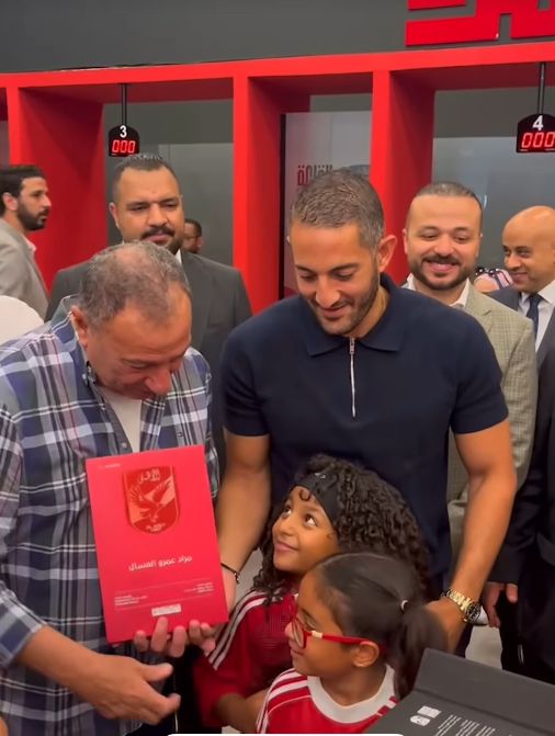 محبوب الجماهير.. محمود الخطيب يلتقط صورة تذكارية مع الجماهير داخل شركة القلعة الحمراء - الخليج الان