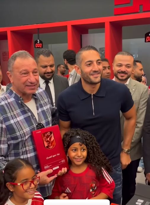 محبوب الجماهير.. محمود الخطيب يلتقط صورة تذكارية مع الجماهير داخل شركة القلعة الحمراء - الخليج الان