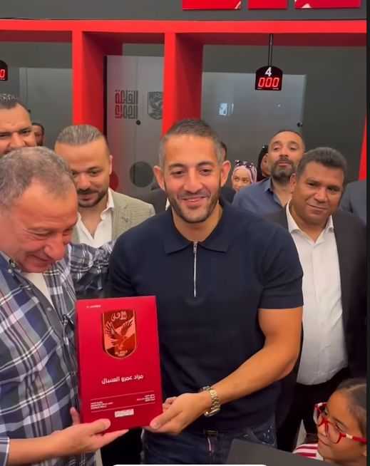 محبوب الجماهير.. محمود الخطيب يلتقط صورة تذكارية مع الجماهير داخل شركة القلعة الحمراء - الخليج الان