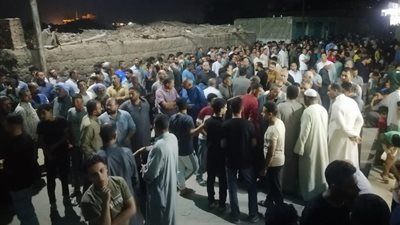 أهالي أبو حماد يشيعون جنازة 3 شباب لقوا مصرعهم في حادث أليم - الخليج الان