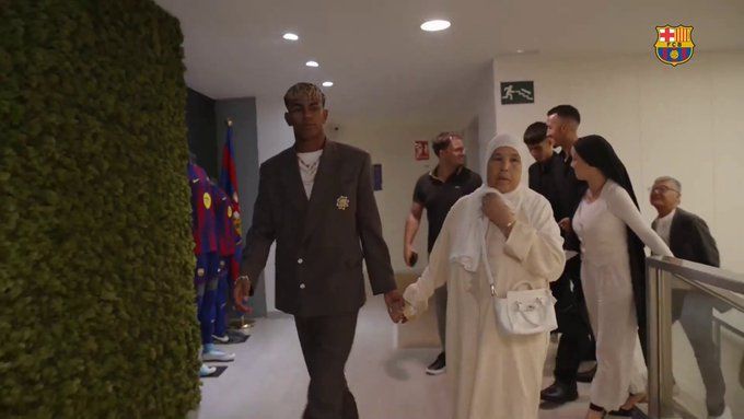 من أجل عيون جدته.. لامين يامال يوقع لبرشلونة حتى 2031 ويستلم قميص ميسي - الخليج الان