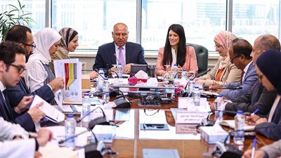 وزير الصناعة ووزيرة التخطيط في اجتماع تنسيقي موسع لوضع خارطة طريق للتعامل مع آلية تعديل حدود الكربون CBAM - الخليج الان