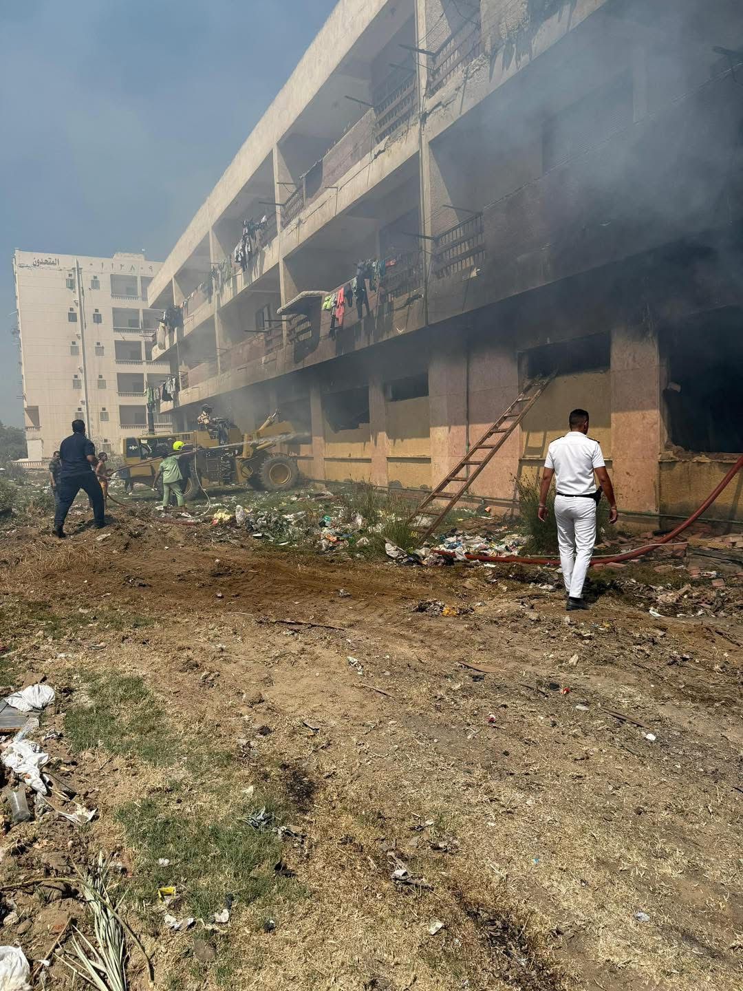 ضابط شرطة يُنقذ 3 أطفال من حريق هائل في جمصه - الخليج الان