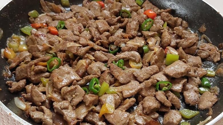 نكهة قوية.. طريقة عمل الكبدة بالبصل على السريع