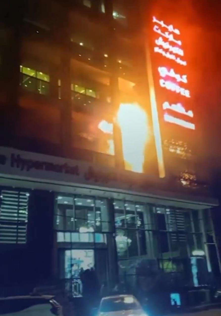 كارثة ليلية في الكوت.. 50 قتيلاً وجريحاً في حريق ضخم يلتهم مركزاً تجارياً في العراق - الخليج الان