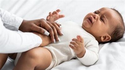 المغص عند الرضع.. الأسباب الطبية وطرق التهدئة المنزلية - الخليج الان