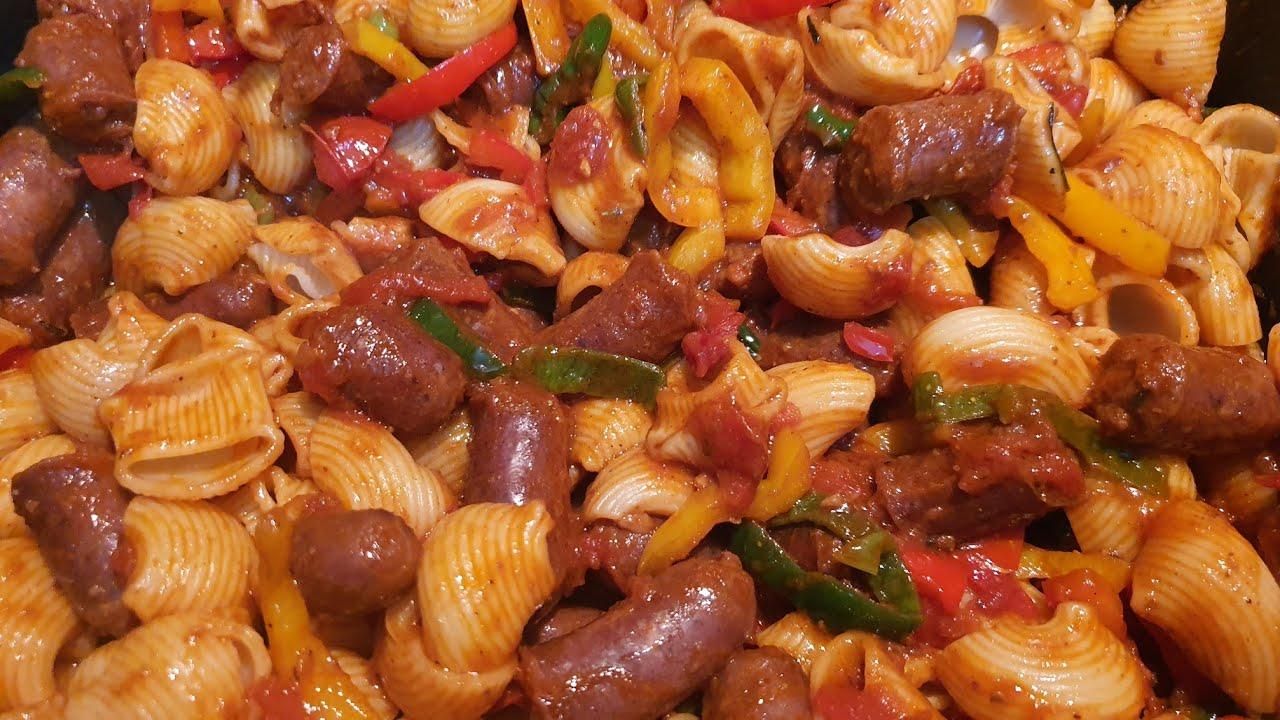 طبق سريع.. طريقة عمل معكرونة بالسجق يشبعك في دقائق