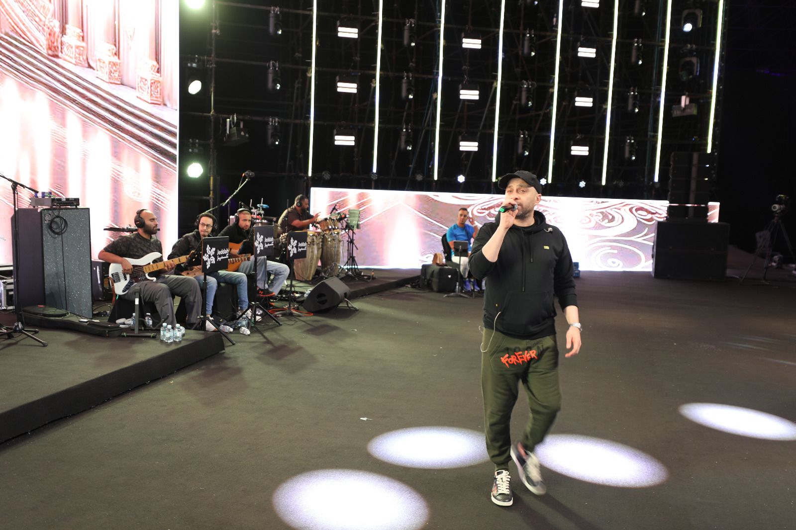 بروفات حسام حبيب النهائية استعداداً لحفله الأول بالسعودية| صور - الخليج الان