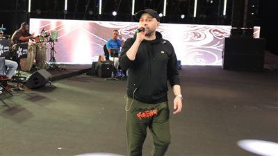 بروفات حسام حبيب النهائية استعداداً لحفله الأول بالسعودية| صور - الخليج الان