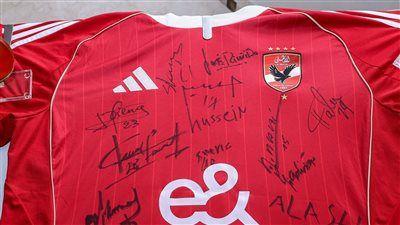 بالصور.. لاعبي الأهلي توقع على قميص النادي إهداء لمتحف فندق الإقامة في تونس - الخليج الان