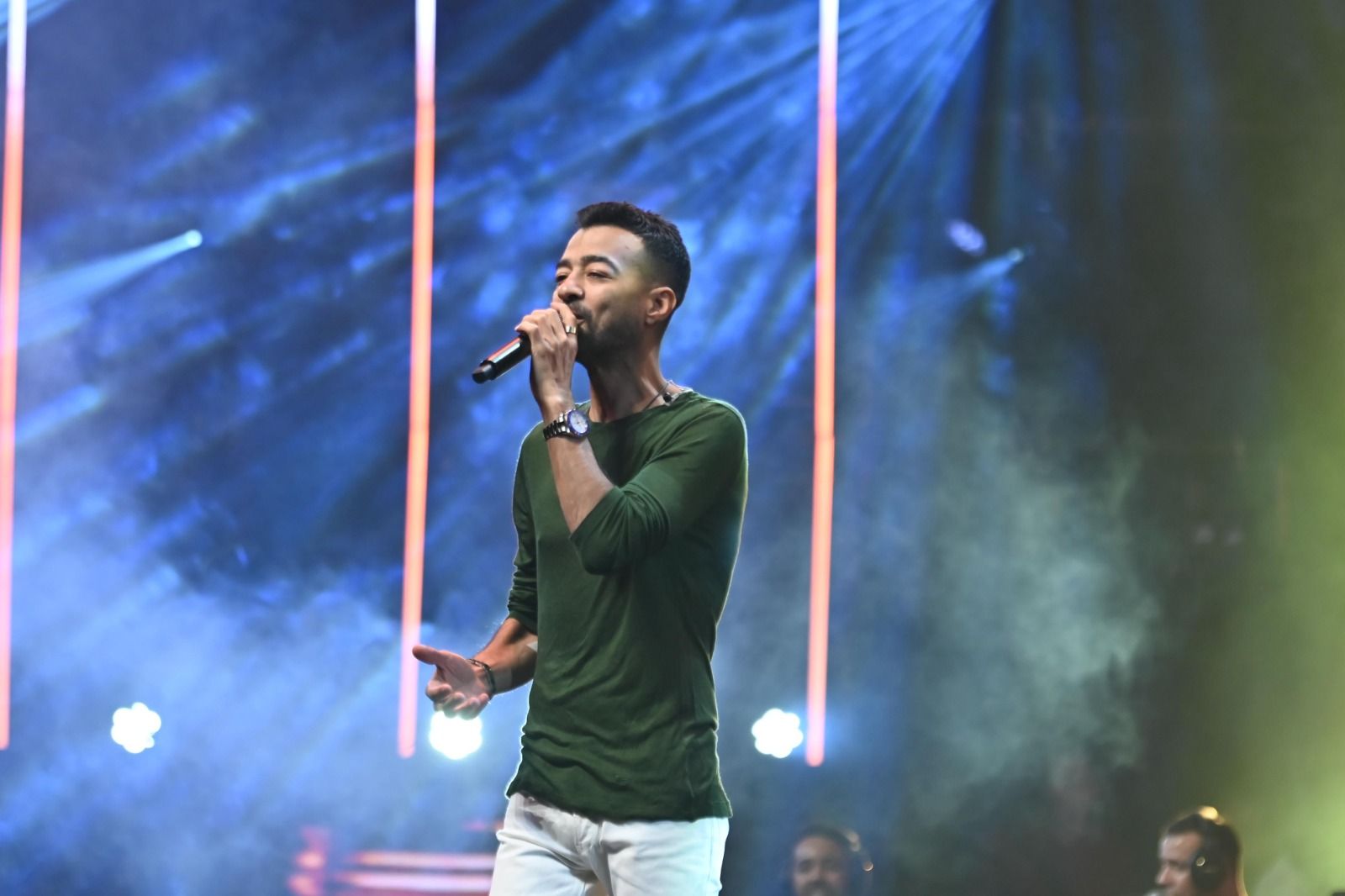 هيثم شاكر يرفع شعار كامل العدد في حفله بالسعودية .. صور - الخليج الان