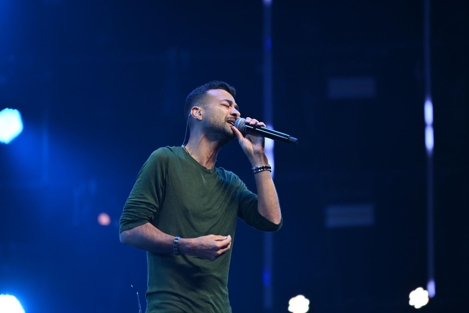 هيثم شاكر يرفع شعار كامل العدد في حفله بالسعودية .. صور - الخليج الان