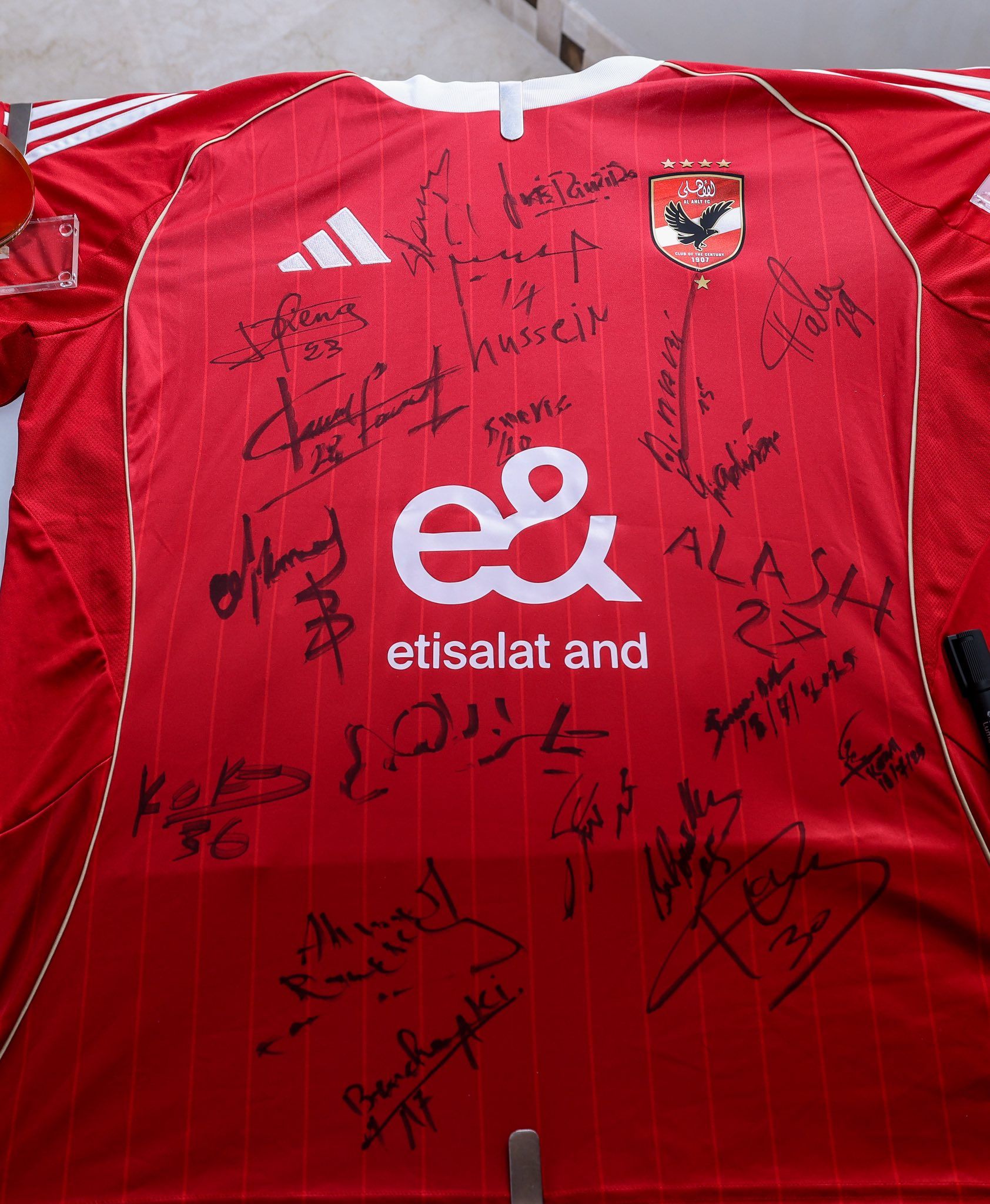 بالصور.. لاعبي الأهلي توقع على قميص النادي إهداء لمتحف فندق الإقامة في تونس - الخليج الان