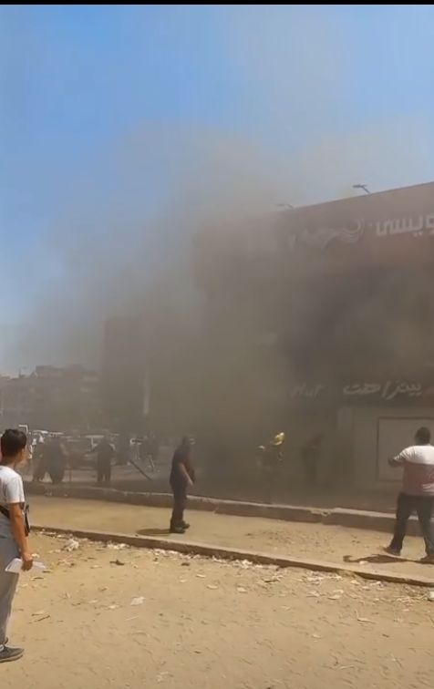 سيارات الإطفاء تهرع إلى موقع حريق مطعمي بيتزا هت وباستاويسي - الخليج الان