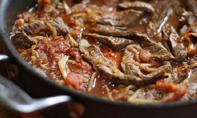 نكهة أصلية.. طاجن اللحمة بالبصل والطماطم مطهو بعناية