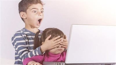 تأثير الإنترنت على تربية الأطفال.. هل يقوم جوجل ويوتيوب بالتربية بدلًا من الأهل؟ - الخليج الان