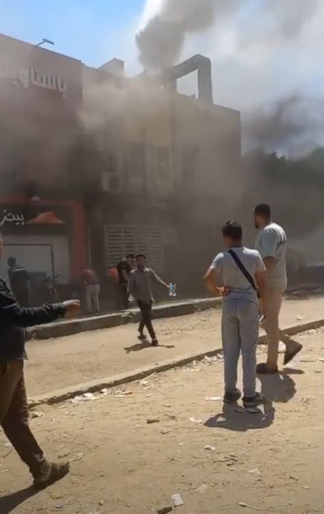 سيارات الإطفاء تهرع إلى موقع حريق مطعمي بيتزا هت وباستاويسي - الخليج الان