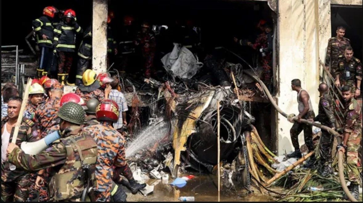 التلاميذ كانوا بالفصول.. سقوط طائرة حربية داخل مدرسة في بنجلاديش