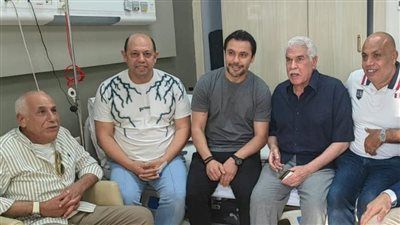 حسين لبيب رئيس الزمالك يزور حسن شحاتة في المستشفى بعد تعرضه لوعكة صحية مفاجئة - الخليج الان