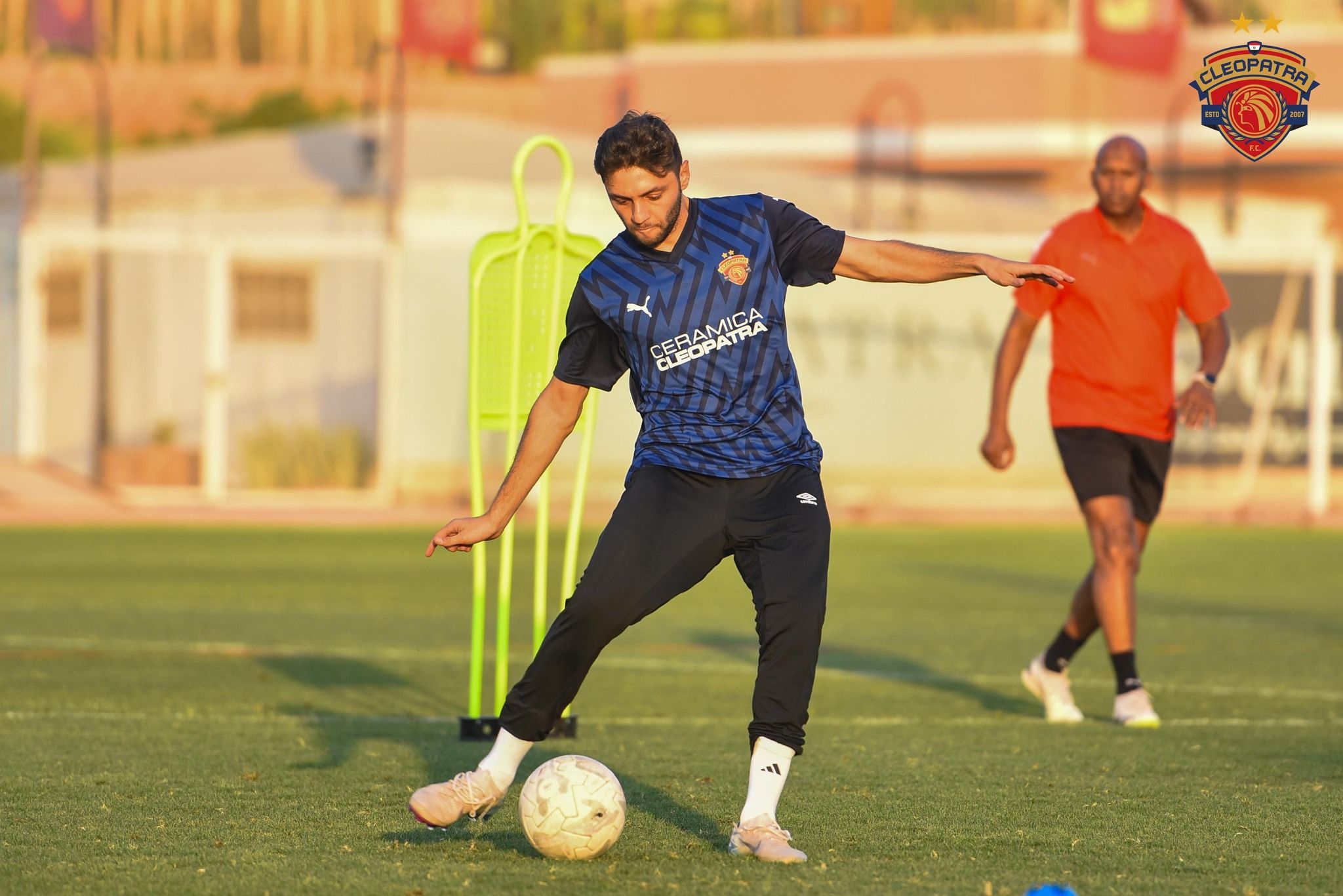 أول ظهور لكريم نيدفيد بقميص سيراميكا بعد الرحيل عن القلعة الحمراء - الخليج الان