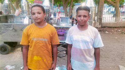 قطعا مئات الأمتار من أجل الرزق .. يوسف وسيد شقيقان من سوهاج يعملان في بيع المشروبات الباردة بالشرقية - الخليج الان