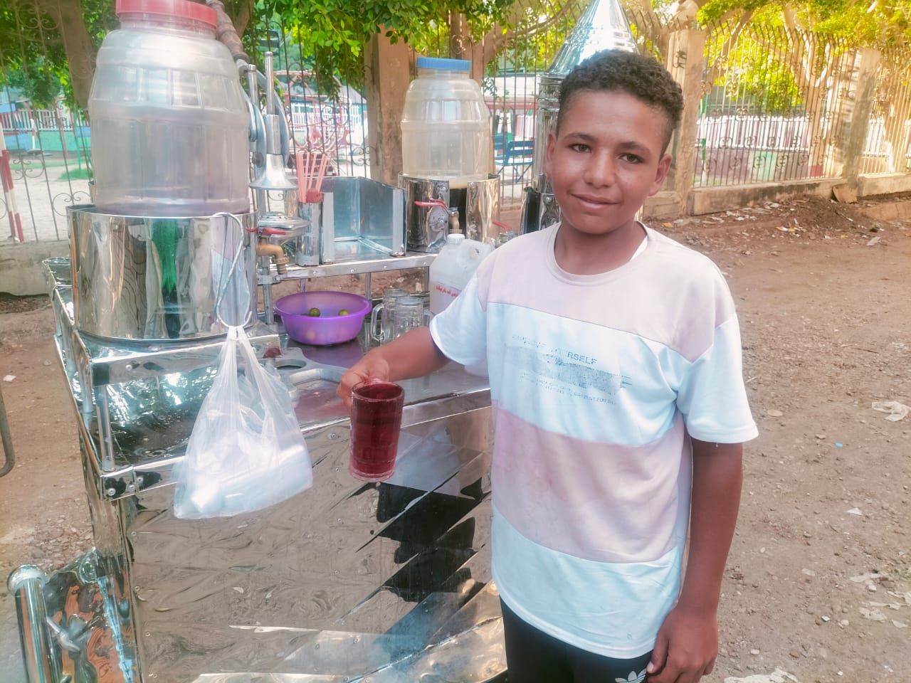 قطعا مئات الأمتار من أجل الرزق .. يوسف وسيد شقيقان من سوهاج يعملان في بيع المشروبات الباردة بالشرقية - الخليج الان