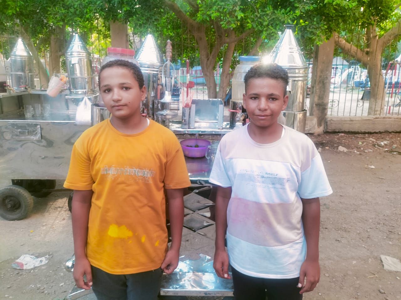 قطعا مئات الأمتار من أجل الرزق .. يوسف وسيد شقيقان من سوهاج يعملان في بيع المشروبات الباردة بالشرقية - الخليج الان