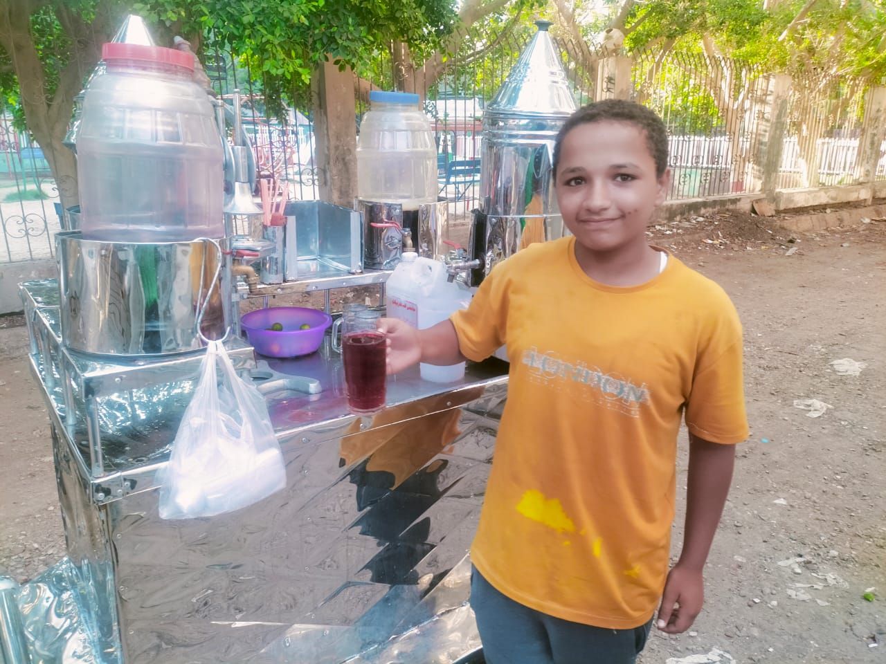 قطعا مئات الأمتار من أجل الرزق .. يوسف وسيد شقيقان من سوهاج يعملان في بيع المشروبات الباردة بالشرقية - الخليج الان