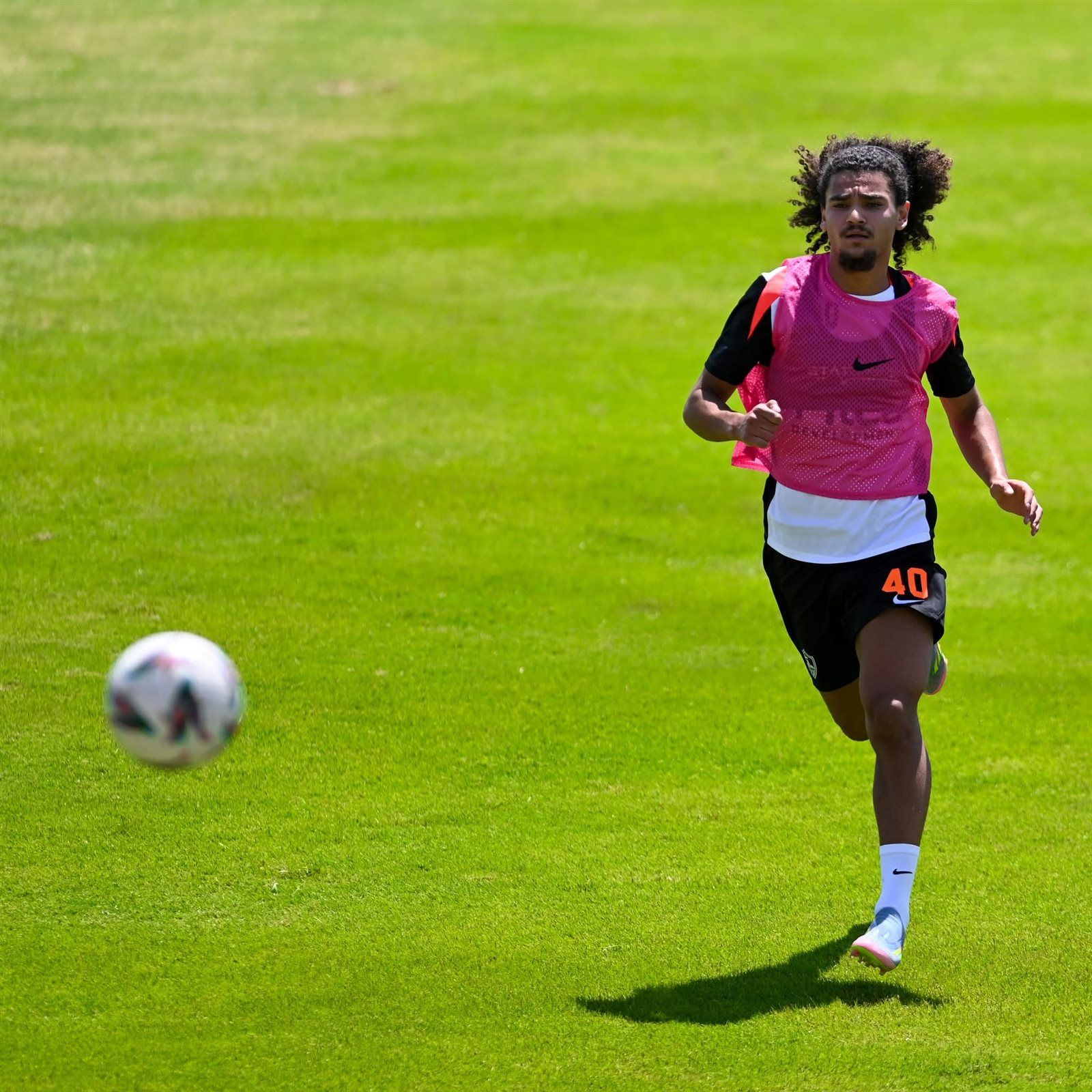 مساعد فيريرا يقود تدريبات الزمالك بفقرة بدنية خفيفة في معسكر الفريق بالعاصمة الإدارية - الخليج الان