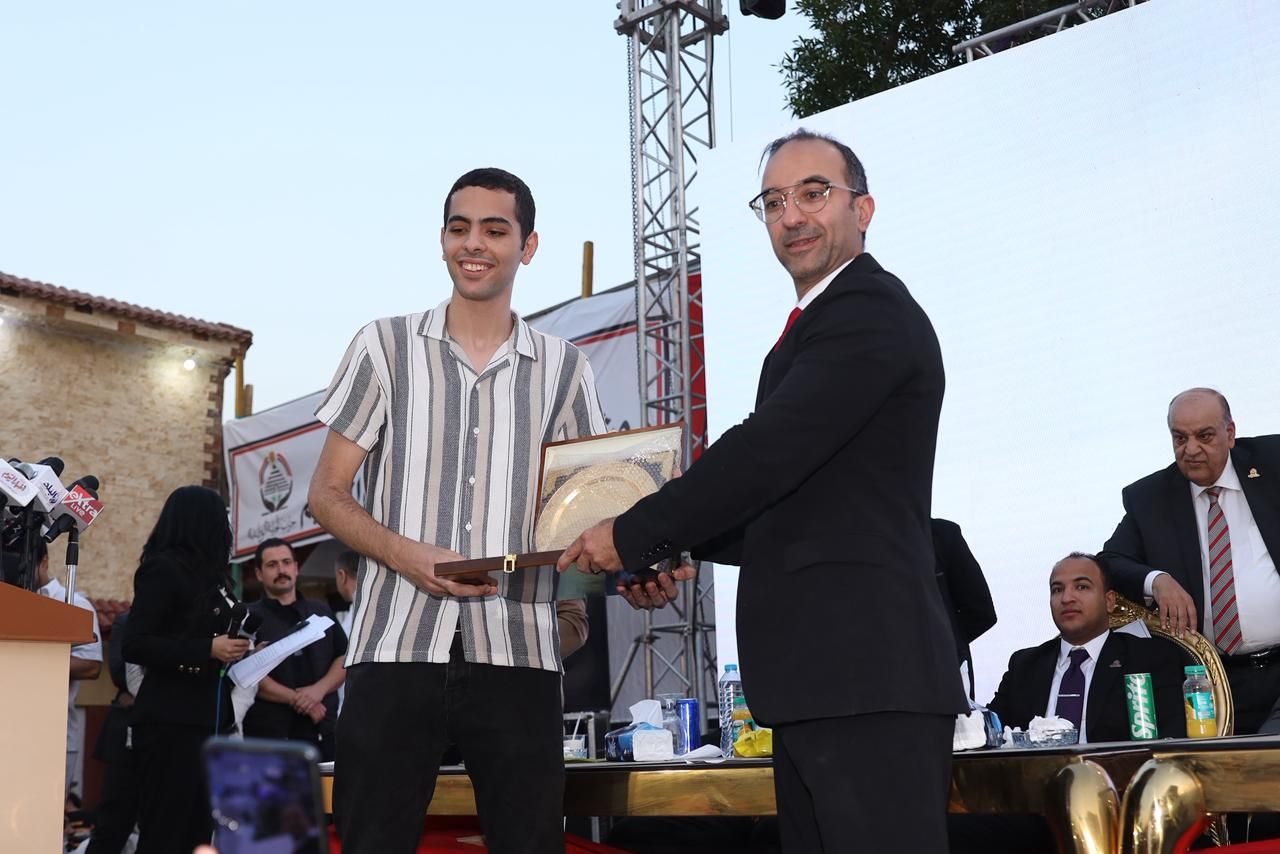 حزب الجبهة الوطنية يكرّم طالب من أوائل الثانوية العامة بمؤتمر الجيزة ضمن مبادرة دعم المتفوقين - الخليج الان