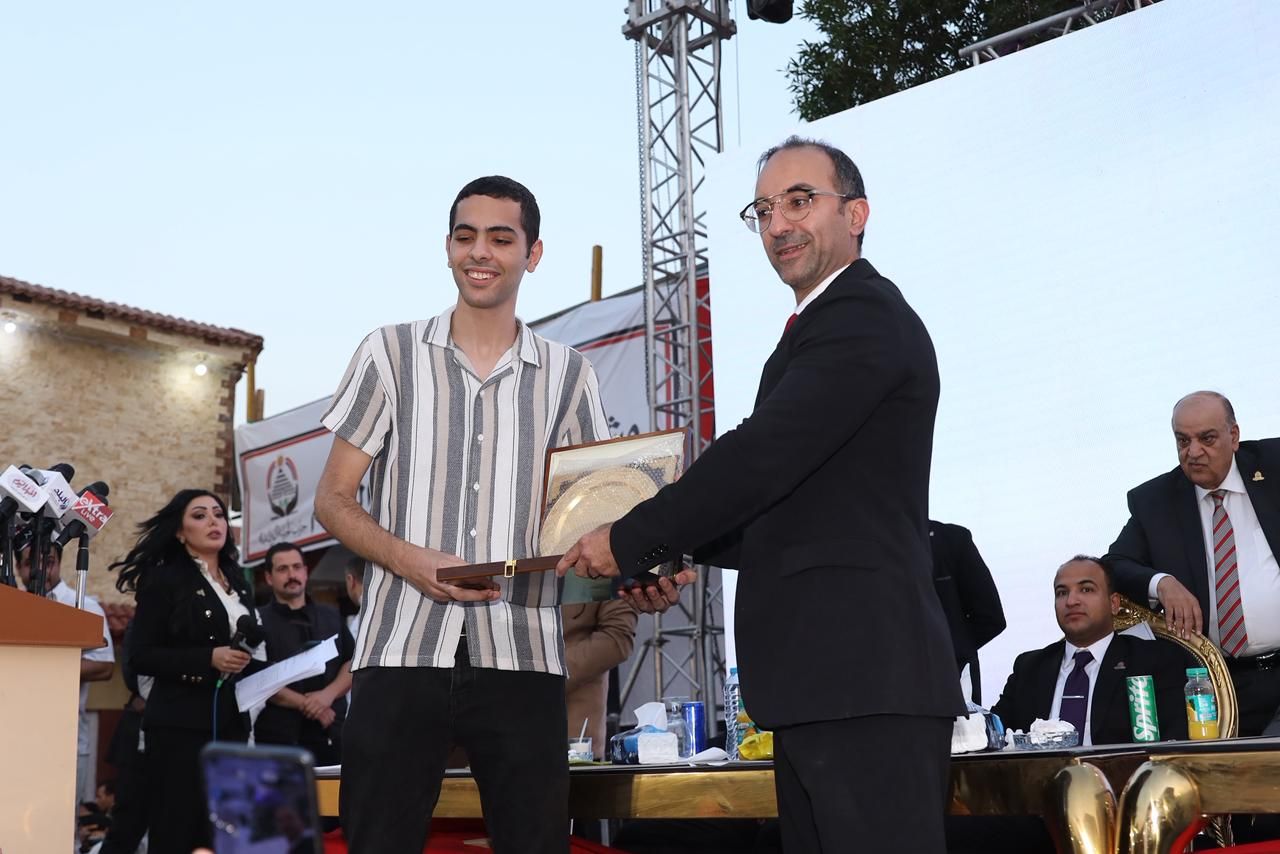 حزب الجبهة الوطنية يكرّم طالب من أوائل الثانوية العامة بمؤتمر الجيزة ضمن مبادرة دعم المتفوقين - الخليج الان
