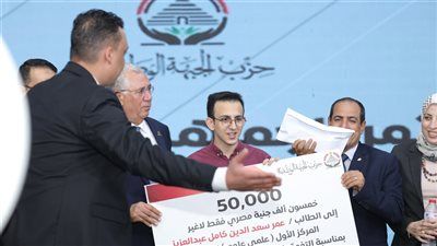 حزب الجبهة الوطنية يكرم ثلاثة من أوائل الثانوية العامة بمحافظة الغربية - الخليج الان