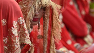 شقيقان يتزوجان امرأة واحدة في الهند.. تعرف على أغرب أنواع عقد القران حول العالم - الخليج الان