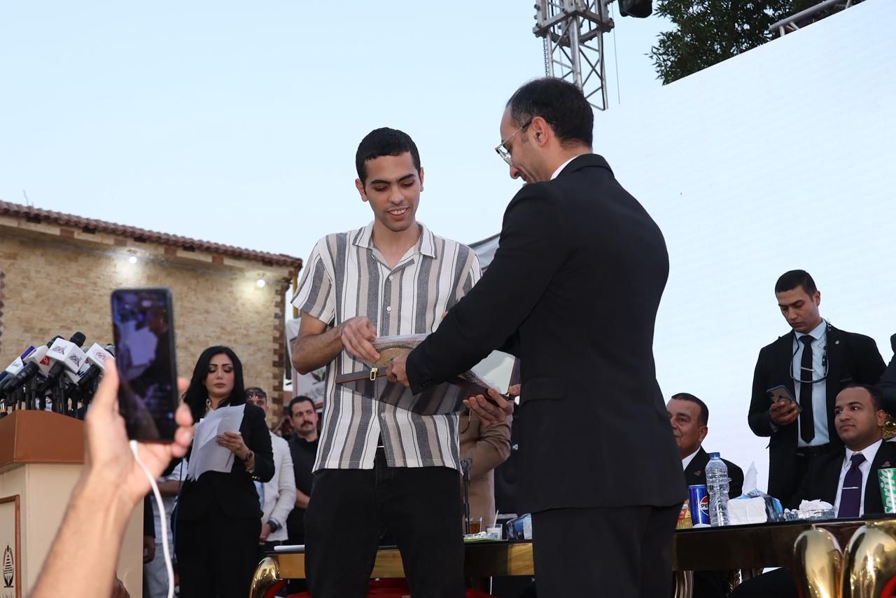 حزب الجبهة الوطنية يكرّم طالب من أوائل الثانوية العامة بمؤتمر الجيزة ضمن مبادرة دعم المتفوقين - الخليج الان