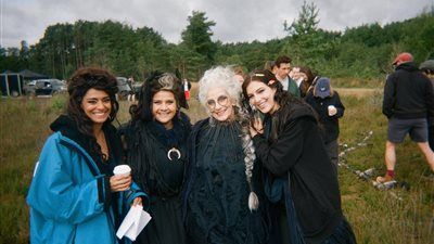 رزان جمال تخطف الأنظار بكواليس جديدة من مسلسل رجل الرمل وتواصل تألقها في هوليوود - الخليج الان