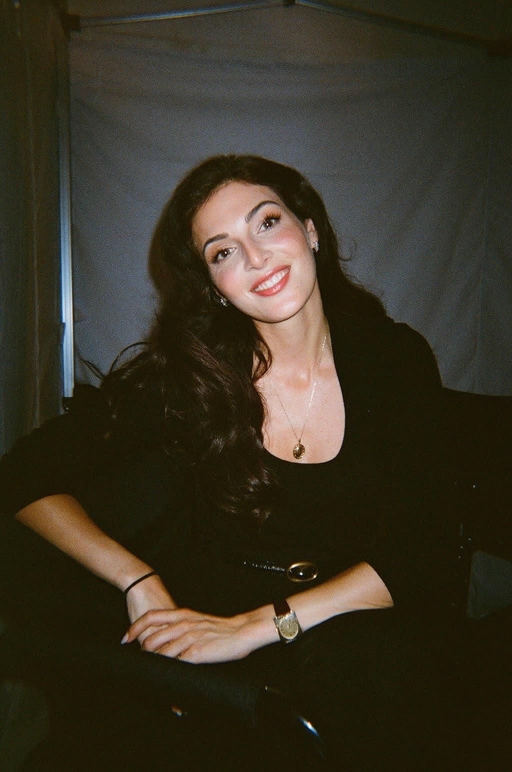 رزان جمال تخطف الأنظار بكواليس جديدة من مسلسل رجل الرمل وتواصل تألقها في هوليوود - الخليج الان