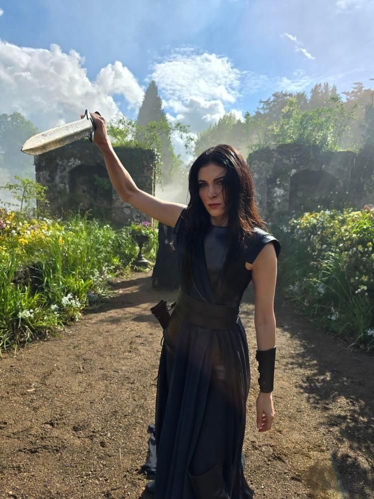 رزان جمال تخطف الأنظار بكواليس جديدة من مسلسل رجل الرمل وتواصل تألقها في هوليوود - الخليج الان