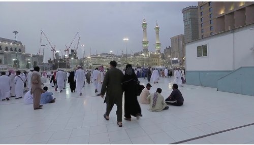 أمانة مكة تحذر من سلوك شائع بين المعتمرين أمام الحرم بإسم الرحمة.. وتُعلن غرامة 500 ريال للمخالفين!