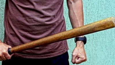 شاب يهشم رأس حماه بخشبه لمعايرته بإنفاق ابنته عليه في المعادي - الخليج الان