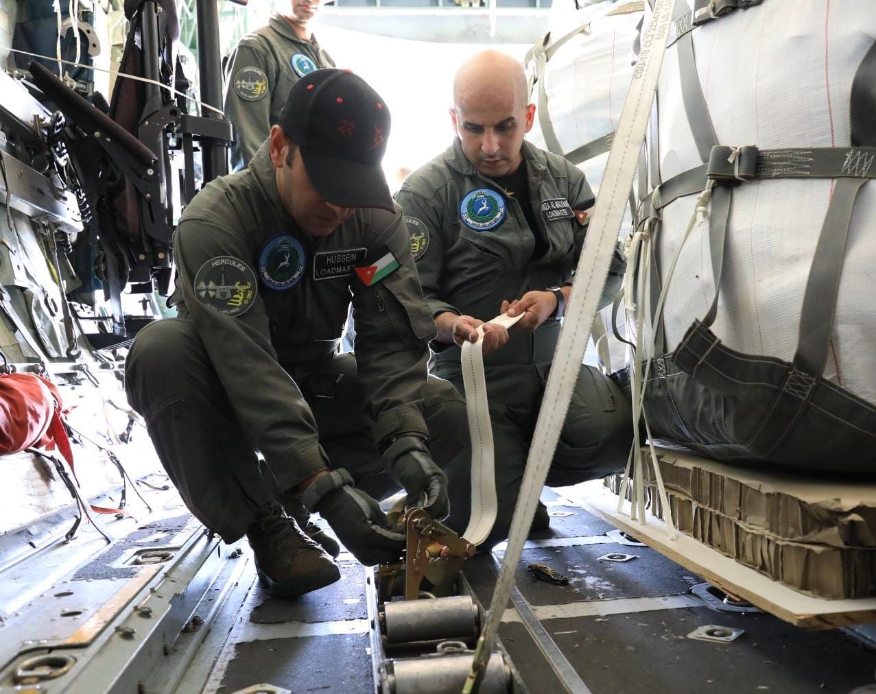 «بمشاركة الإمارات».. الأردن تنفذ عملية إنزال جوي لمساعدات على غزة|صور - الخليج الان