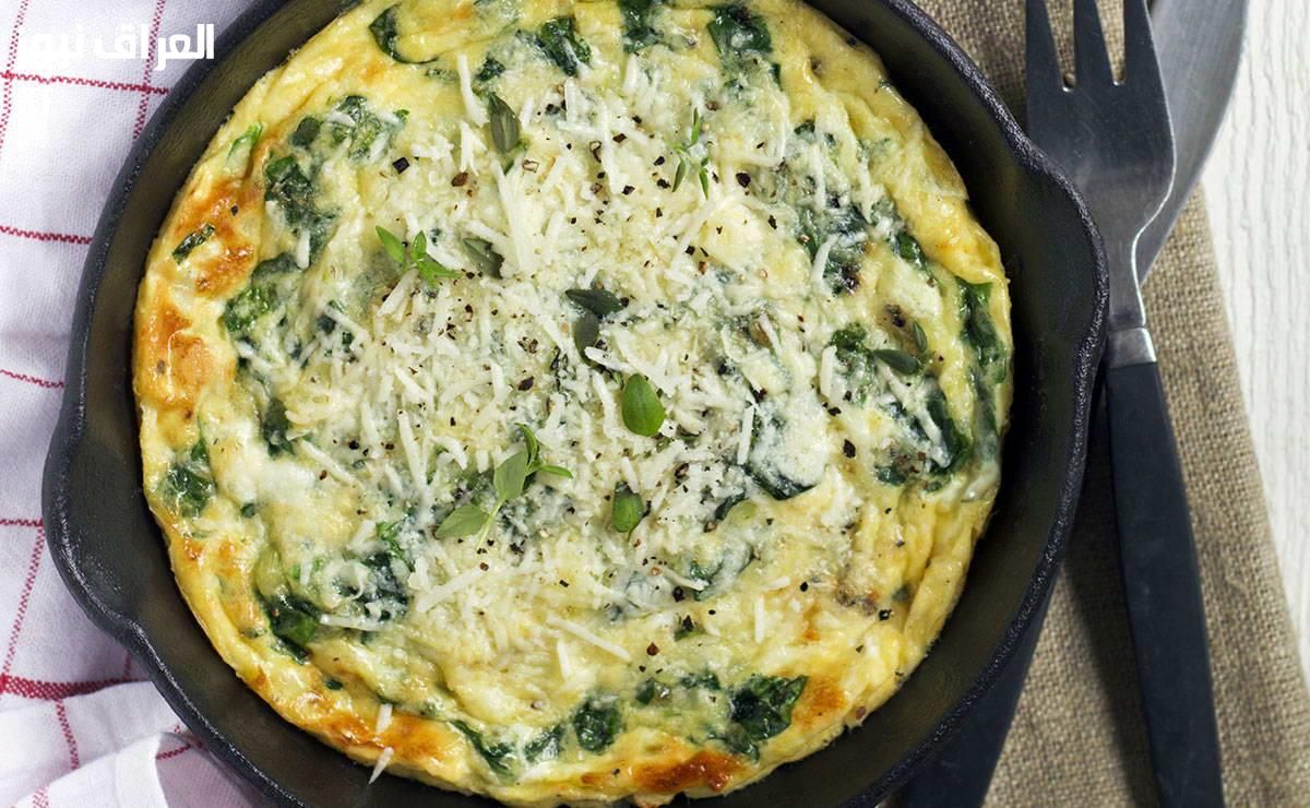 بيض غني ومغذي.. البيض المخفوق بالسبانخ والجبن صحي وطري