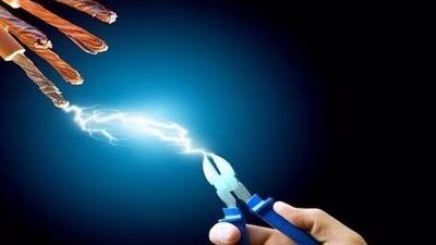 تفاصيل مؤثرة في مصرع نجار مسلح صعقا بالكهرباء في سوهاج - الخليج الان