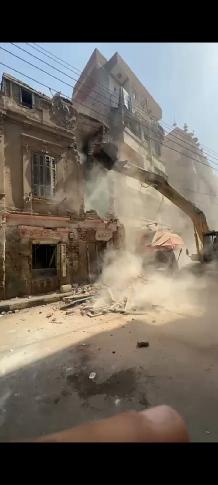 انتشال جثة مسنة وانقاذ نجلها من أسفل عقار منهار بالغربية - الخليج الان