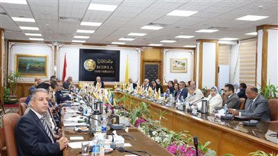 مكافأت مالية وقرارات جديدة خلال الاجتماع الدوري لمجلس جامعة المنيا - الخليج الان