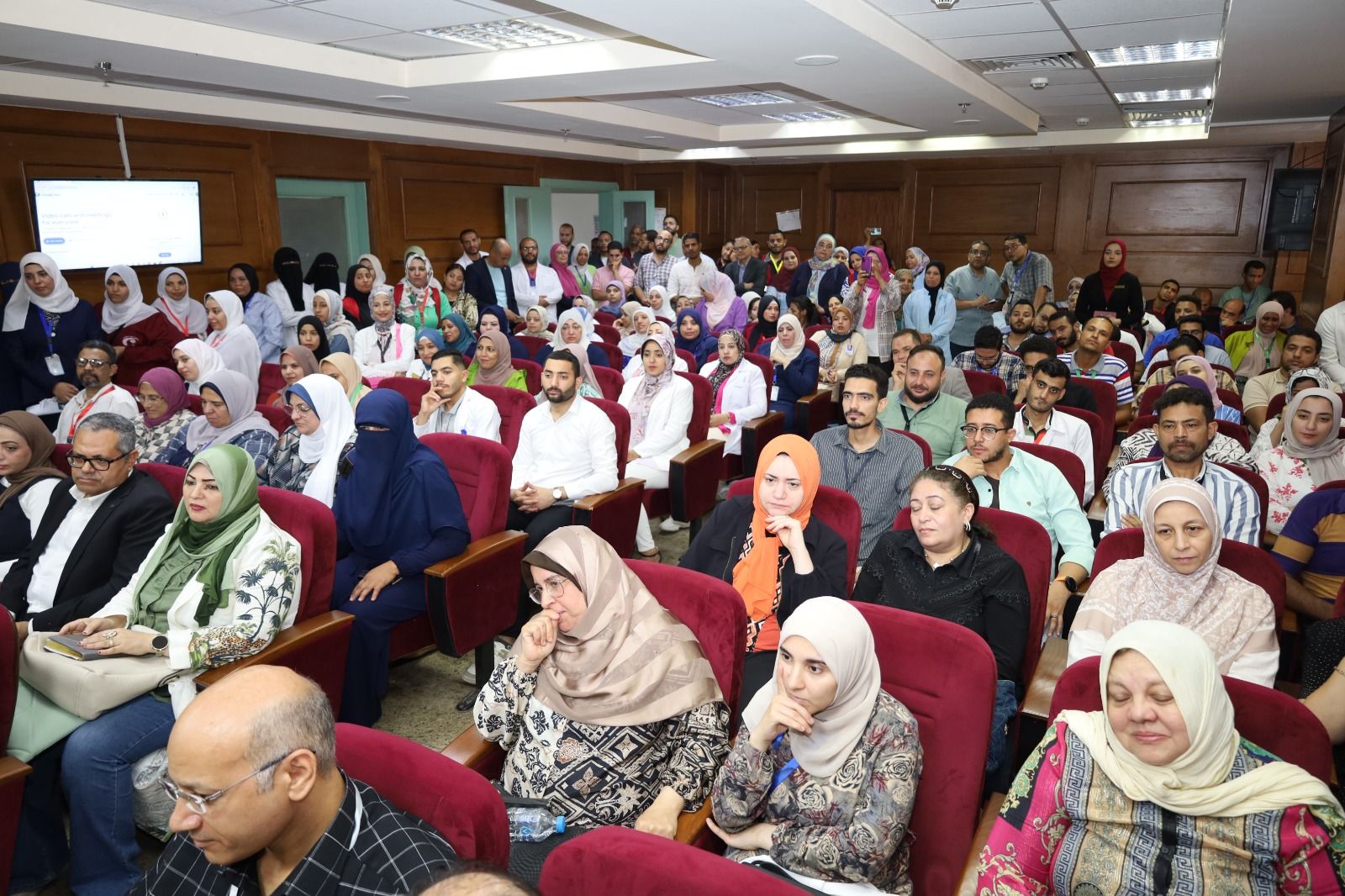 رئيس جامعة المنيا يلتقي الأطقم الطبية بمستشفيي الكبد والعيون استعدادًا لزيارة لجان الاعتماد والرقابة الصحية - الخليج الان