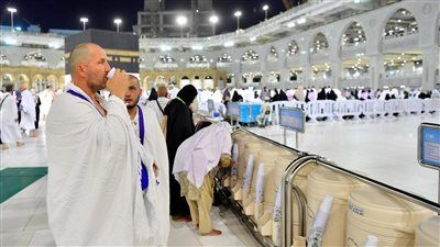 ما حكم استعمال ماء زمزم في غير الشرب؟.. د. نظير عياد يجيب - الخليج الان